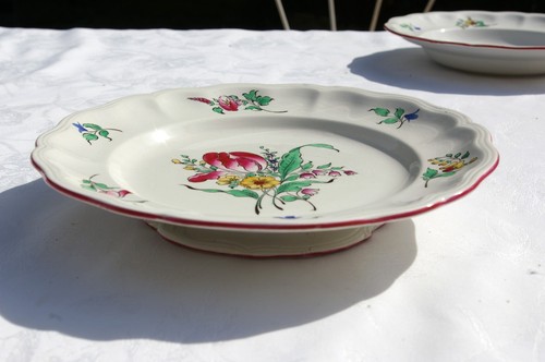 Assiette sur pied plat de - pied, /
